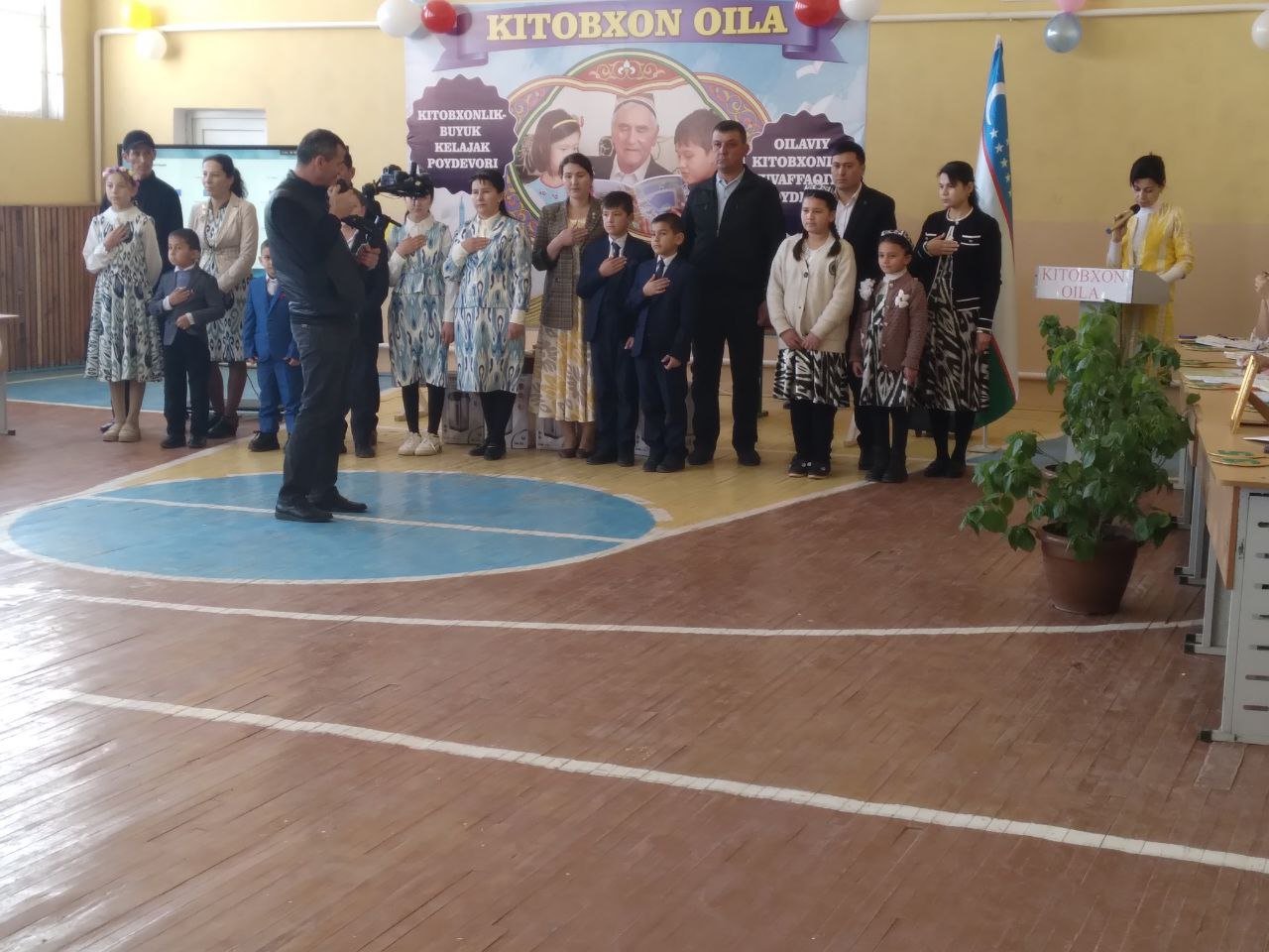 8-son umumiy o`rta ta`lim maktabida "kitobxon oila" ko`rik tanlovi o`tkazildi