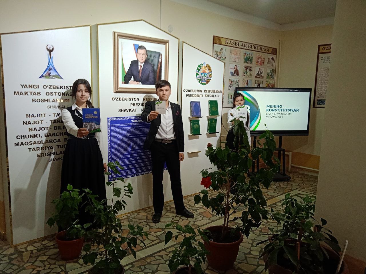 Xonqa tuman 8- son maktabda o`zbekiston respublikasikanstitutsiyasi qabul qilinganligining 32 yilligi munosabati bilan tadbir bo`lib o`tdi